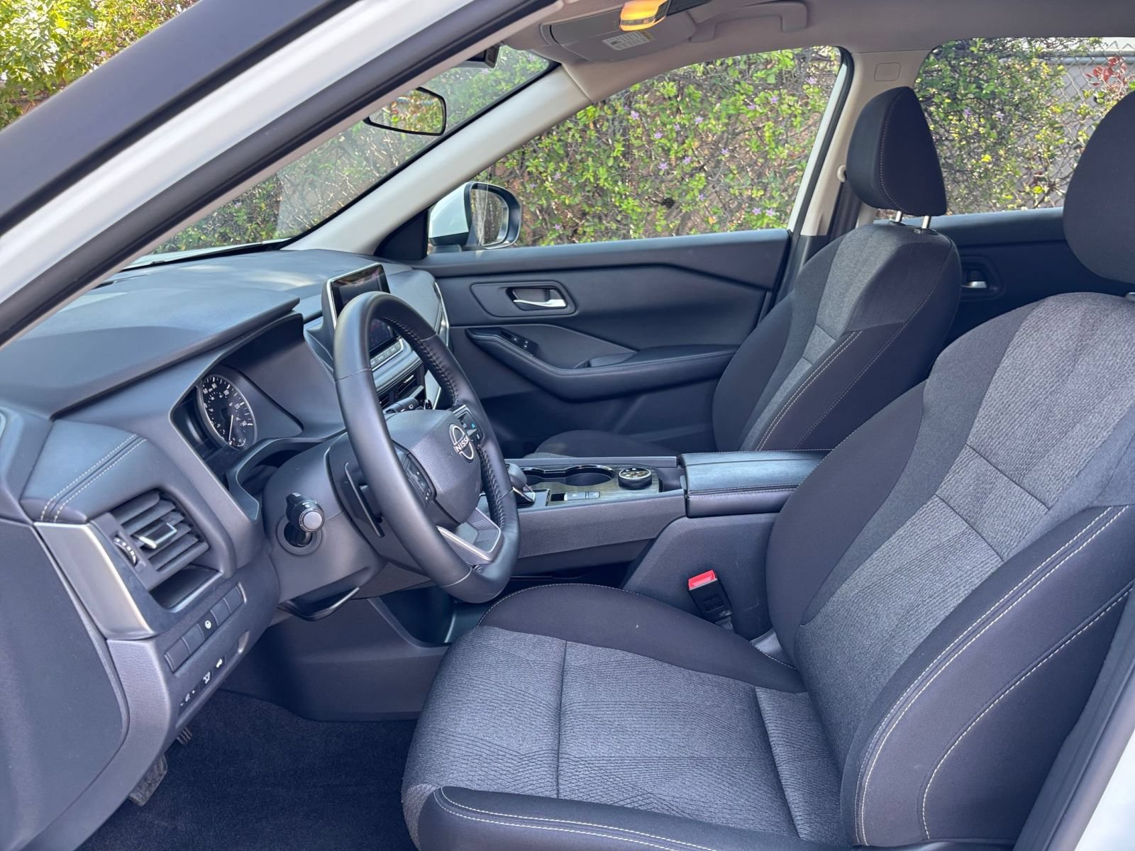 Used 2025 Nissan Rogue SV AWD/4WD image 28