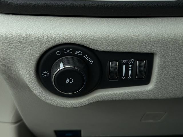 Used 2024 Chrysler Pacifica Touring-L image 31