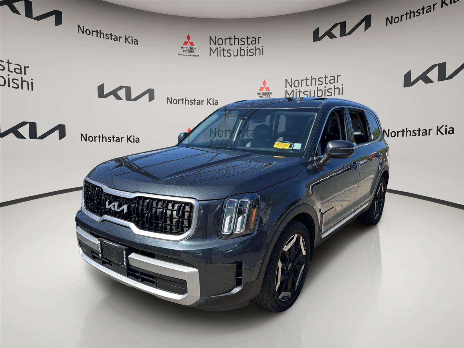 Used 2023 Kia Telluride EX w/ EX Captain's Chair Package AWD/4WD image 9