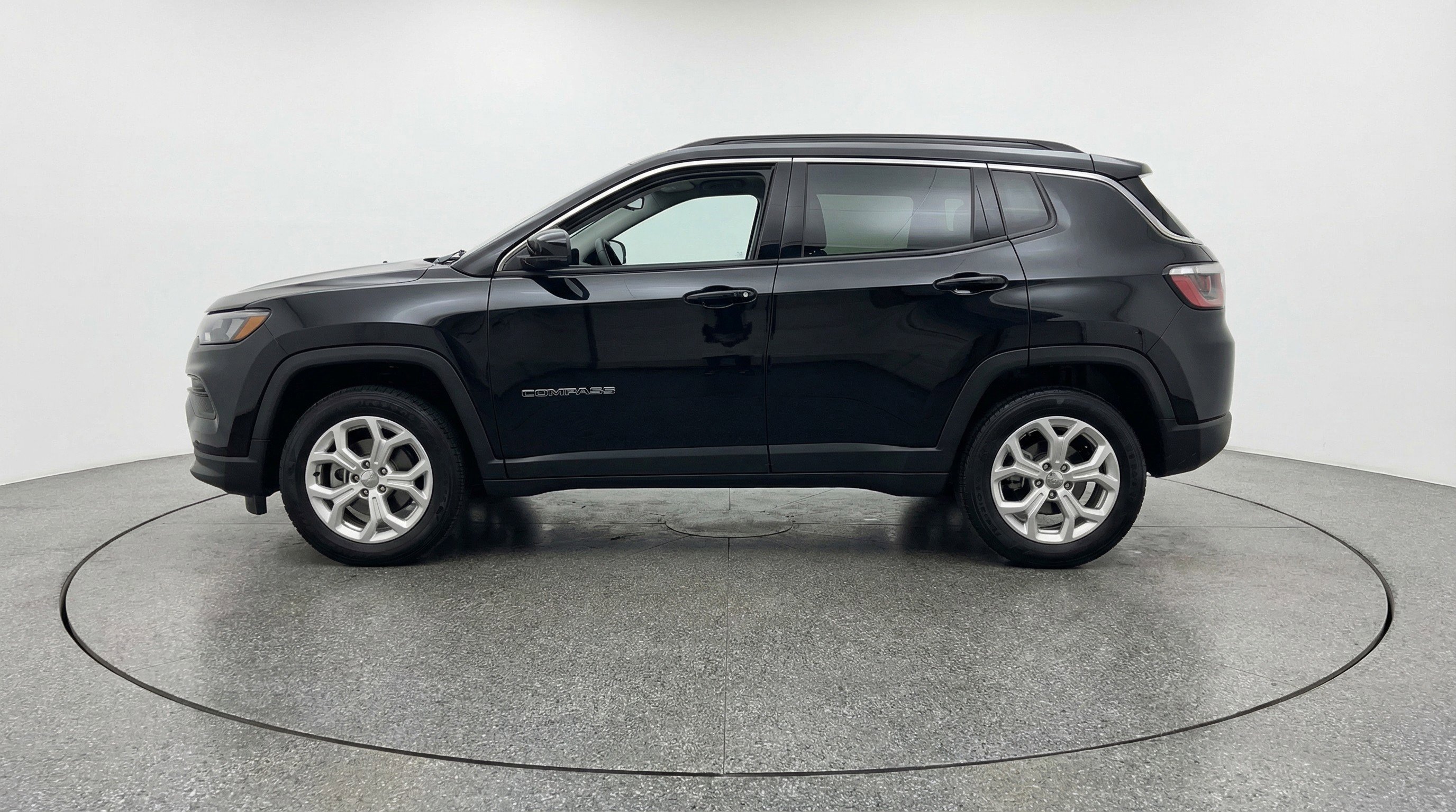 Used 2025 Jeep Compass Latitude image 5