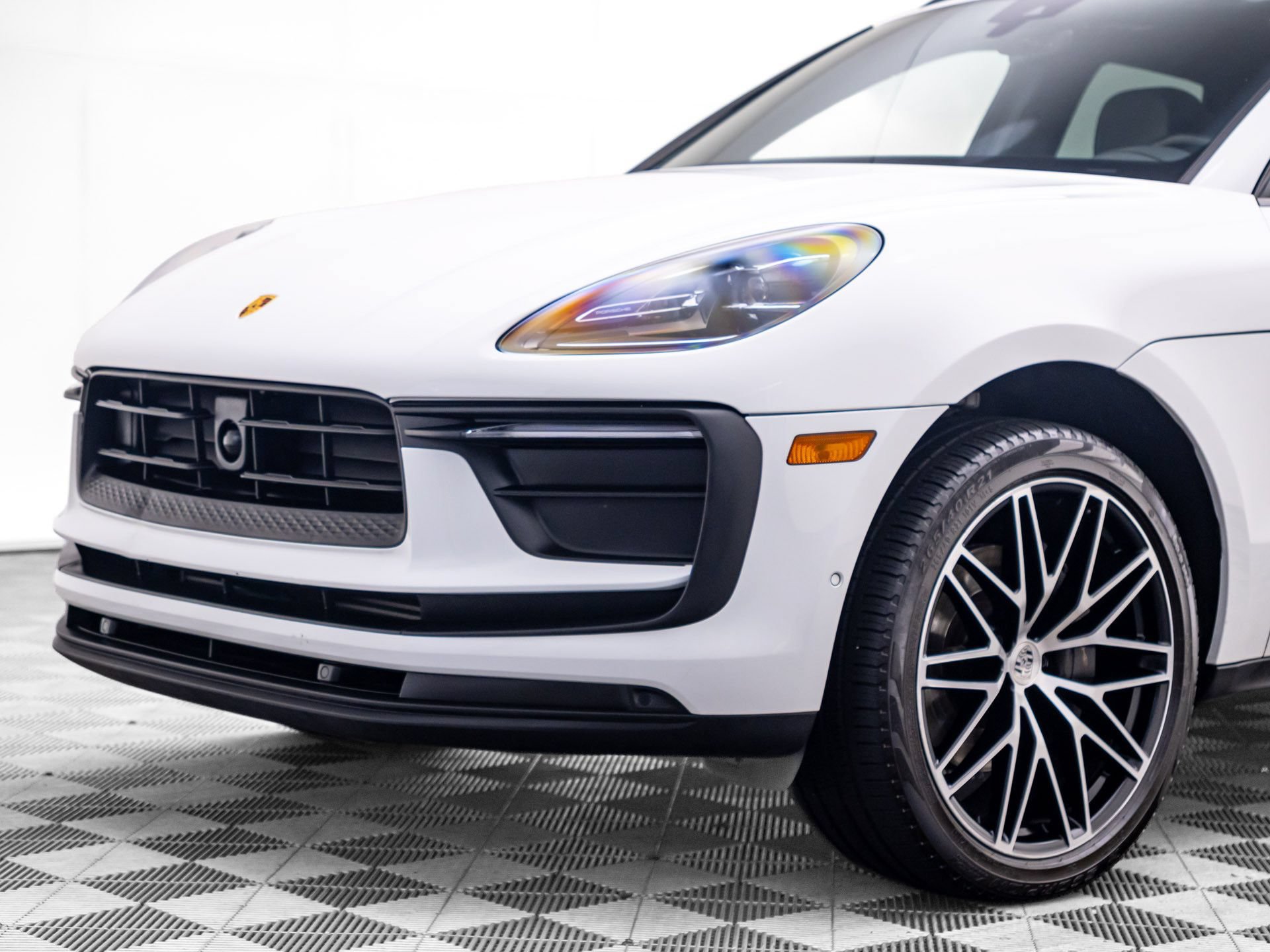 Certified 2024 Porsche Macan w/ Premium Plus Package AWD/4WD image 38