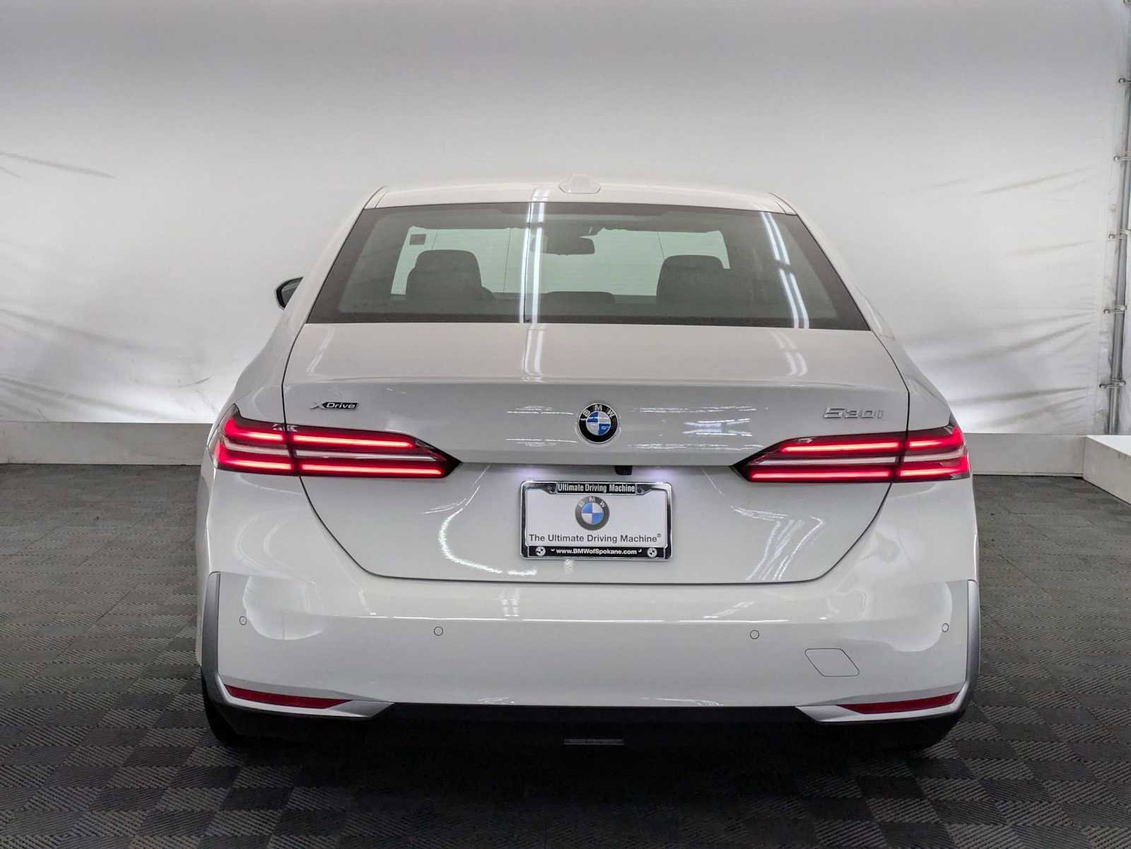 Used 2025 BMW 530i xDrive w/ Premium Package AWD/4WD image 5
