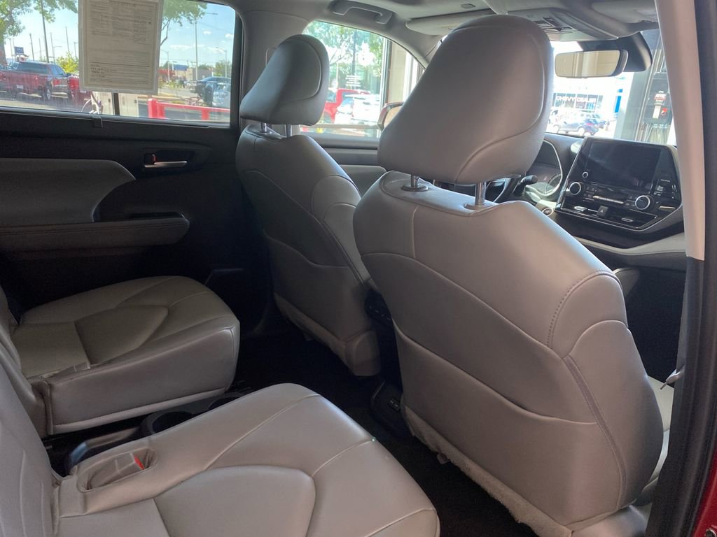 Used 2023 Toyota Highlander XLE image 17