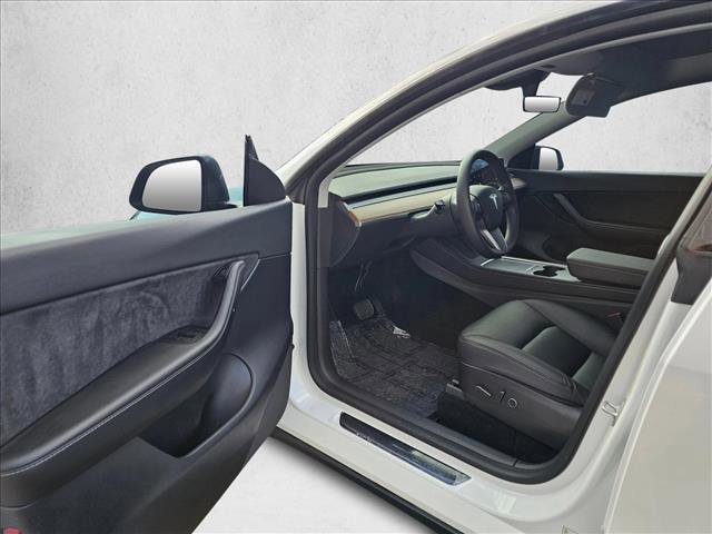 Used 2022 Tesla Model Y Long Range image 18