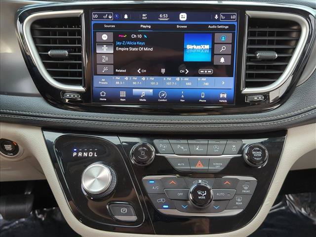 Used 2021 Chrysler Pacifica Touring-L w/ Premium & Safety Sphere Group FWD image 14