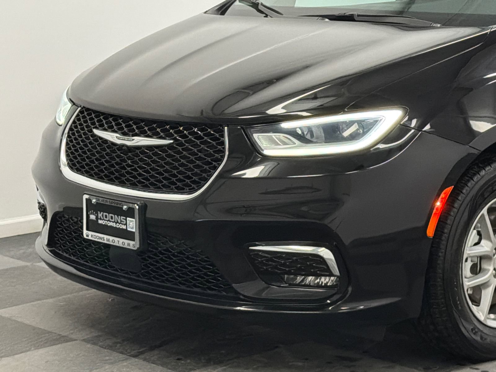 Used 2024 Chrysler Pacifica Touring-L image 2