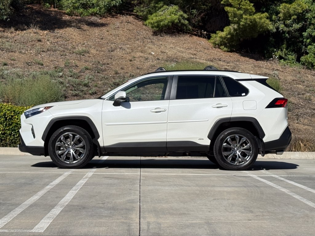 Used 2022 Toyota RAV4 XLE Premium AWD/4WD image 7