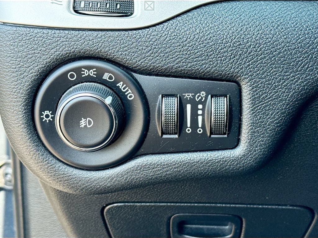 Used 2016 Jeep Cherokee Trailhawk AWD/4WD image 10