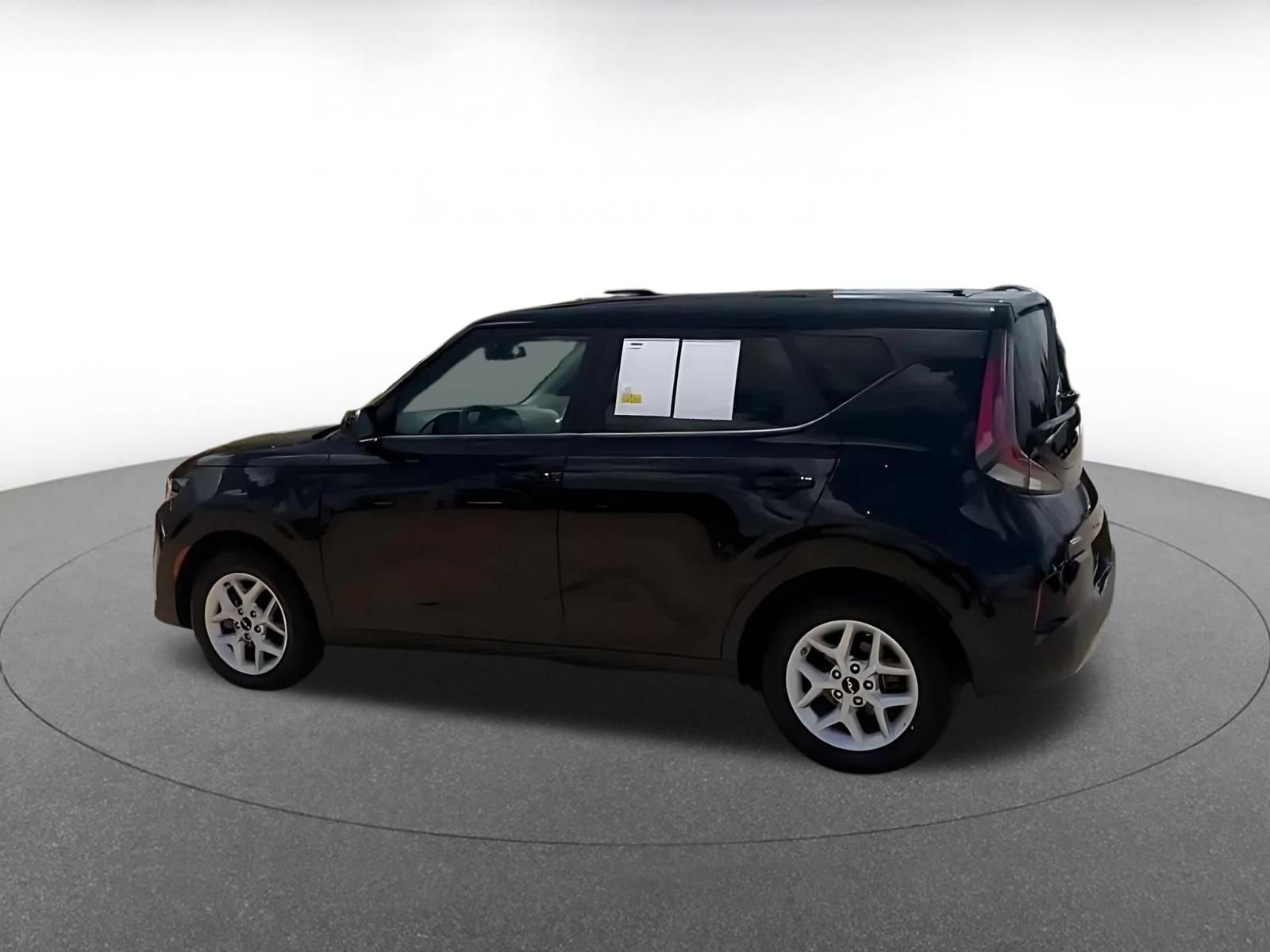 Used 2025 Kia Soul LX w/ LX Technology Package FWD image 9