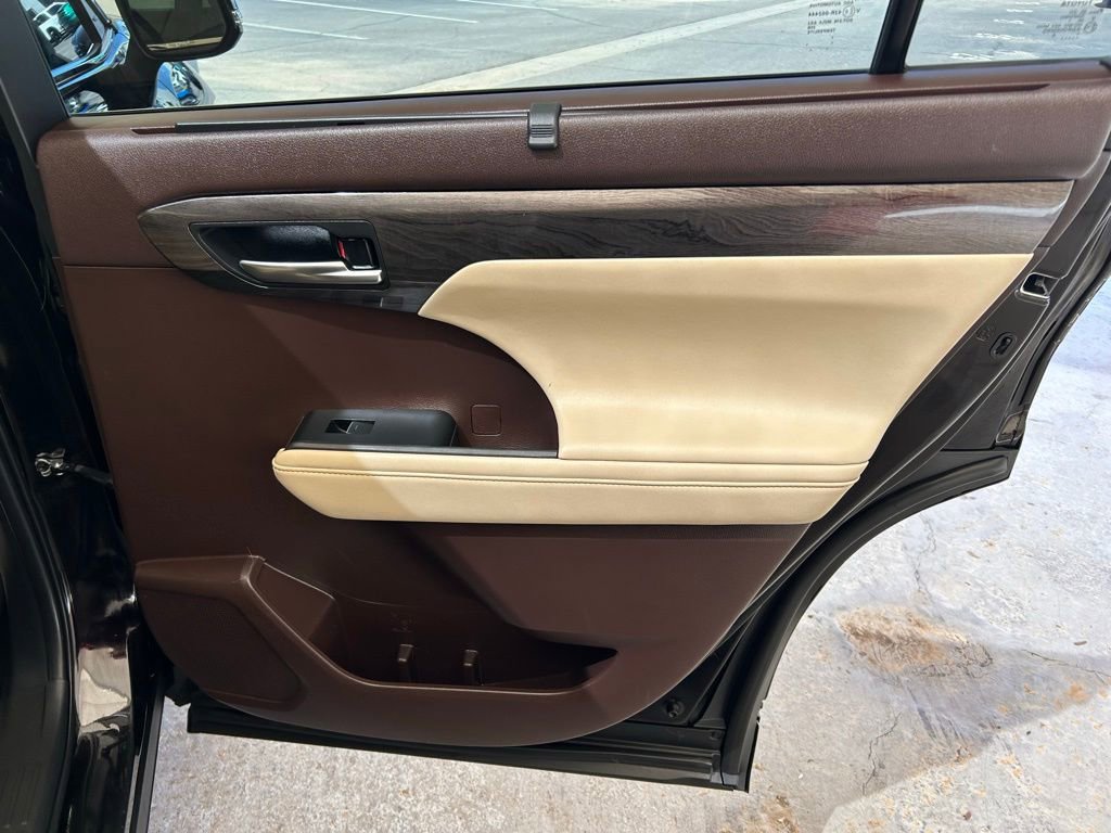 Used 2021 Toyota Highlander Limited image 22