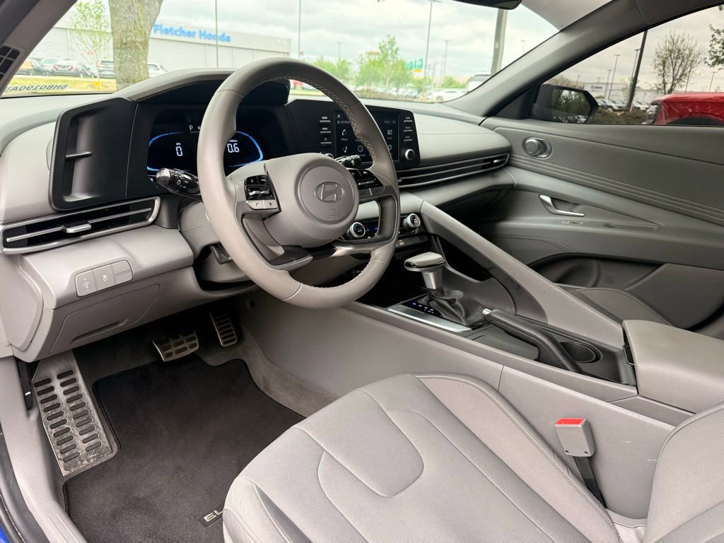 Used 2025 Hyundai Elantra Sport image 9