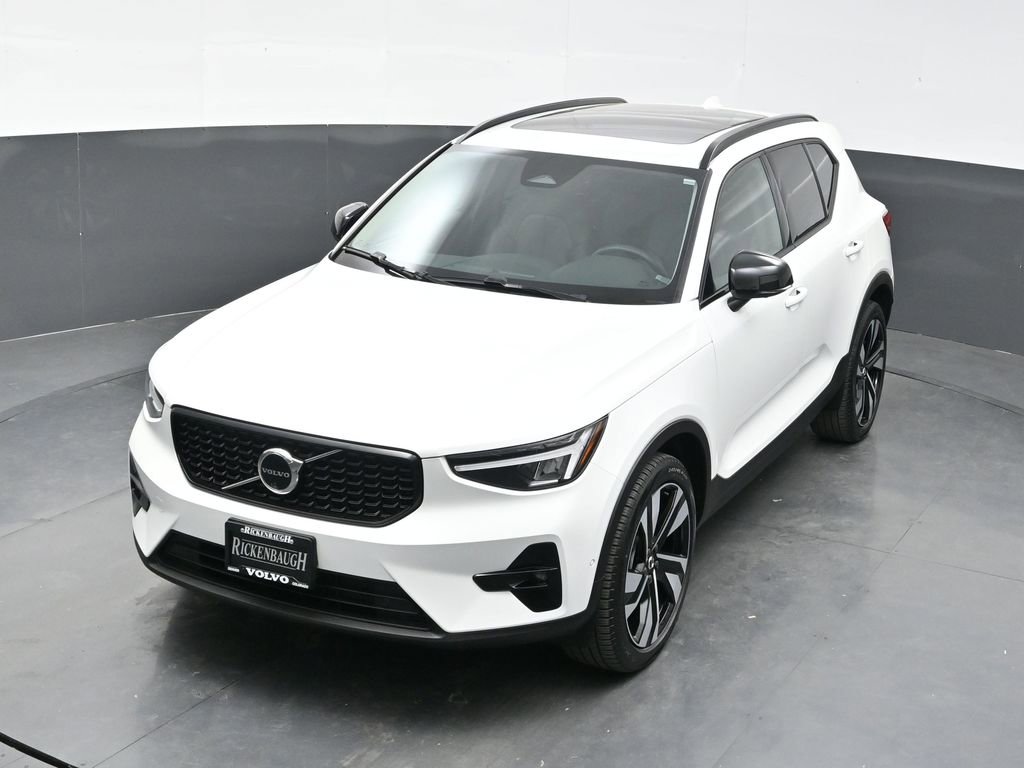 Used 2025 Volvo XC40 B5 Plus image 29