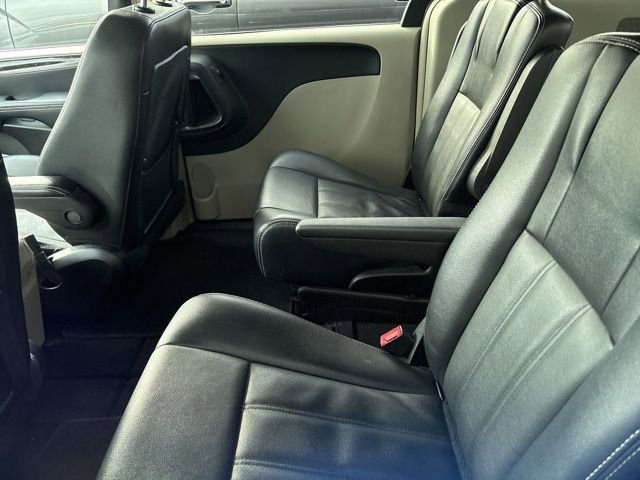 Used 2015 Chrysler Town & Country Touring FWD image 9