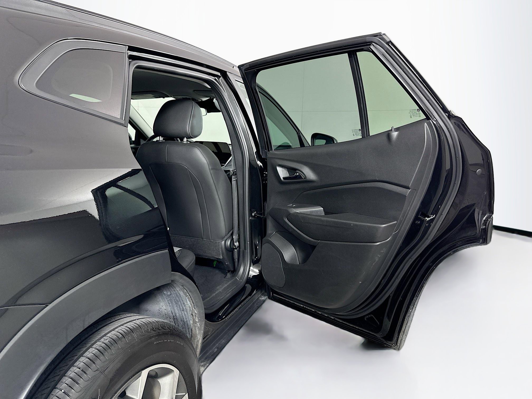 Used 2025 Chevrolet Trax LT FWD image 28