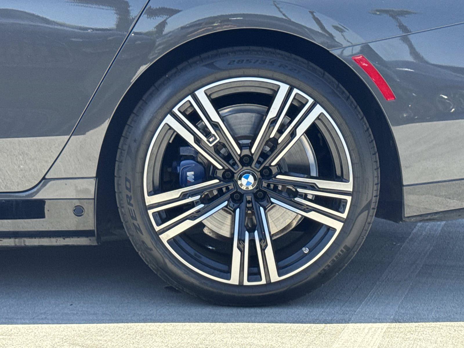 Used 2023 BMW i7 xDrive60 AWD/4WD image 6