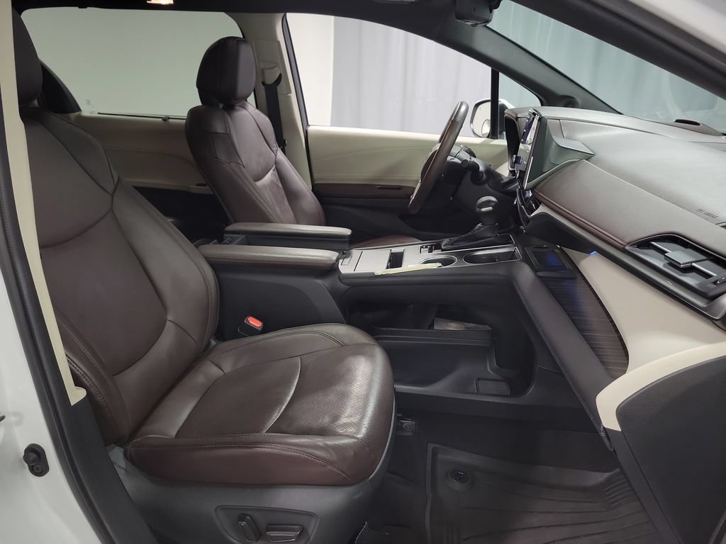 Used 2024 Toyota Sienna Platinum AWD/4WD image 33