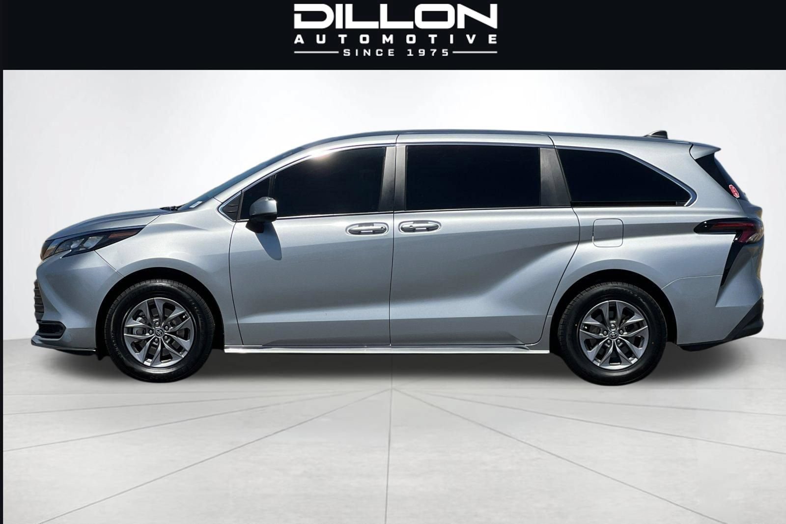 Used 2024 Toyota Sienna LE AWD/4WD image 7