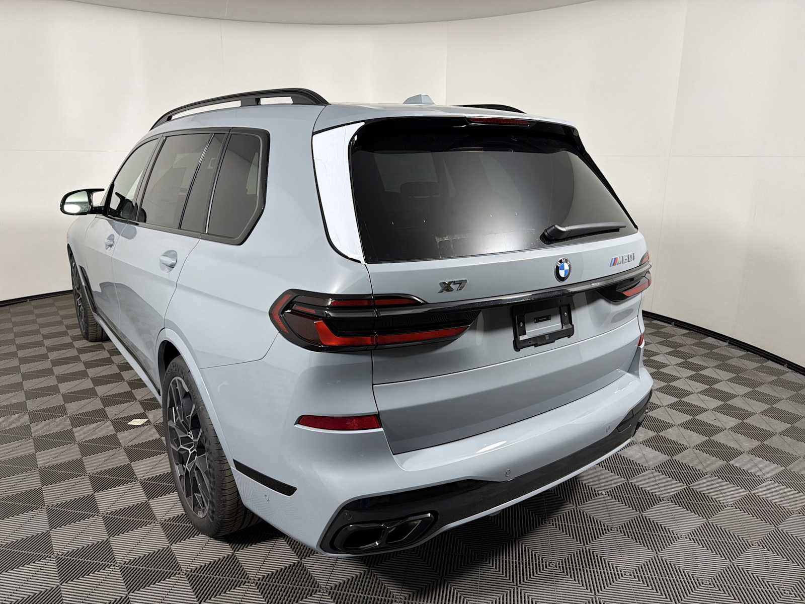 New 2026 BMW X7 M60i image 3