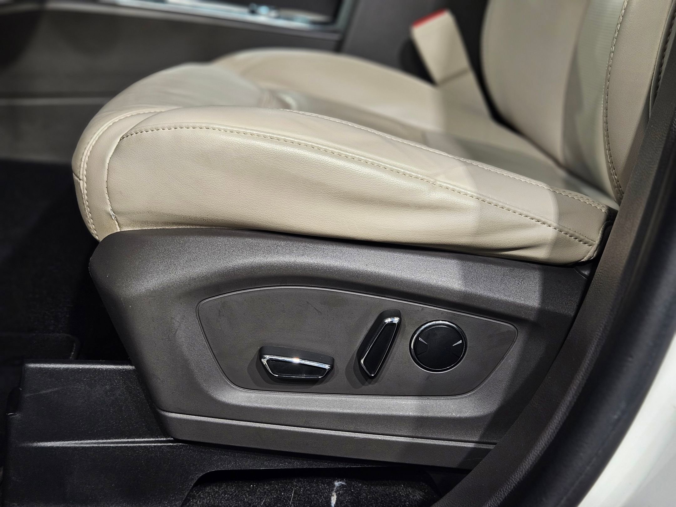 Used 2020 Ford Explorer Platinum image 23