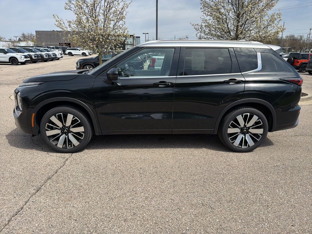 Used 2025 Mitsubishi Outlander AWD image 2
