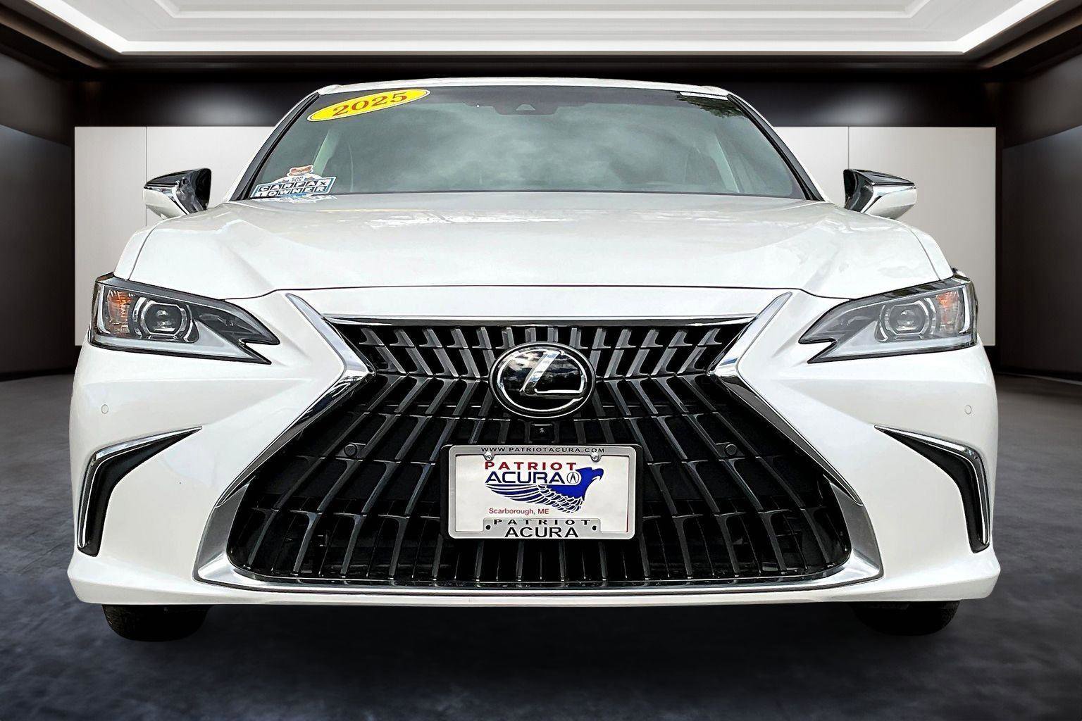 Used 2025 Lexus ES 300h w/ Luxury Package image 3