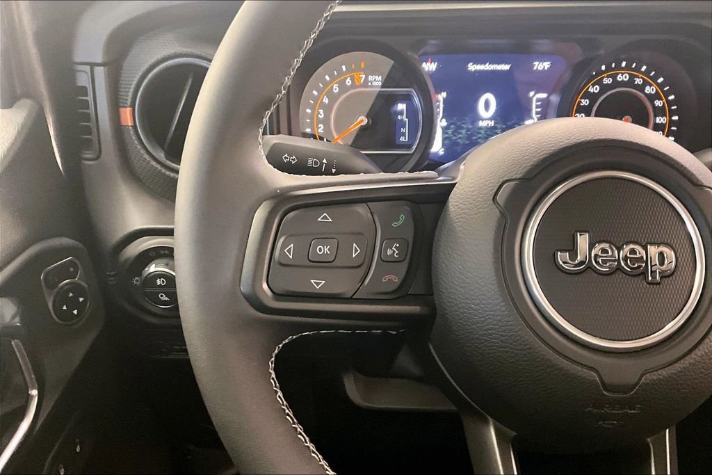 Used 2025 Jeep Gladiator Mojave AWD/4WD image 17