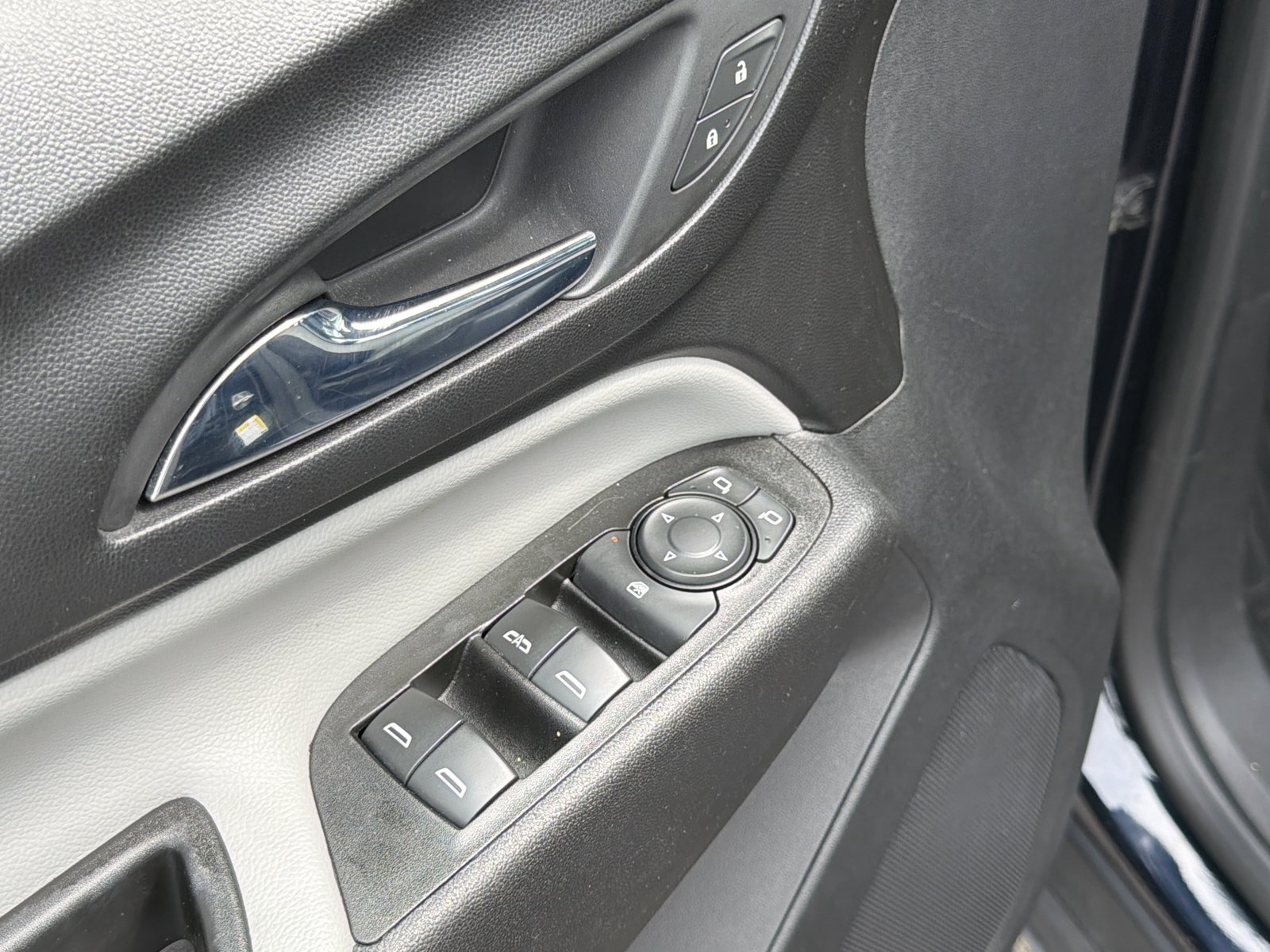 Used 2020 Chevrolet Equinox LS FWD image 24