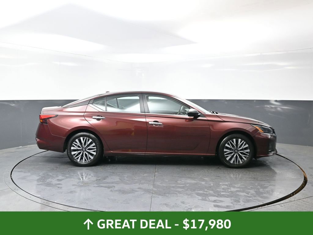Used 2024 Nissan Altima 2.5 SV image 2