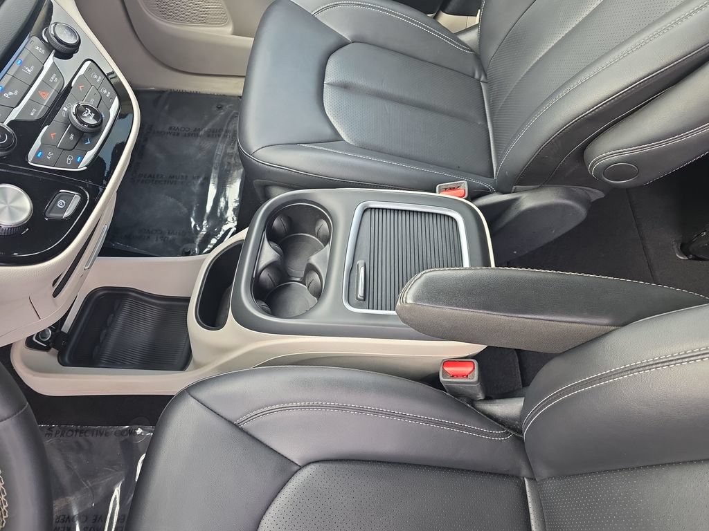 Used 2024 Chrysler Pacifica Touring-L FWD image 24
