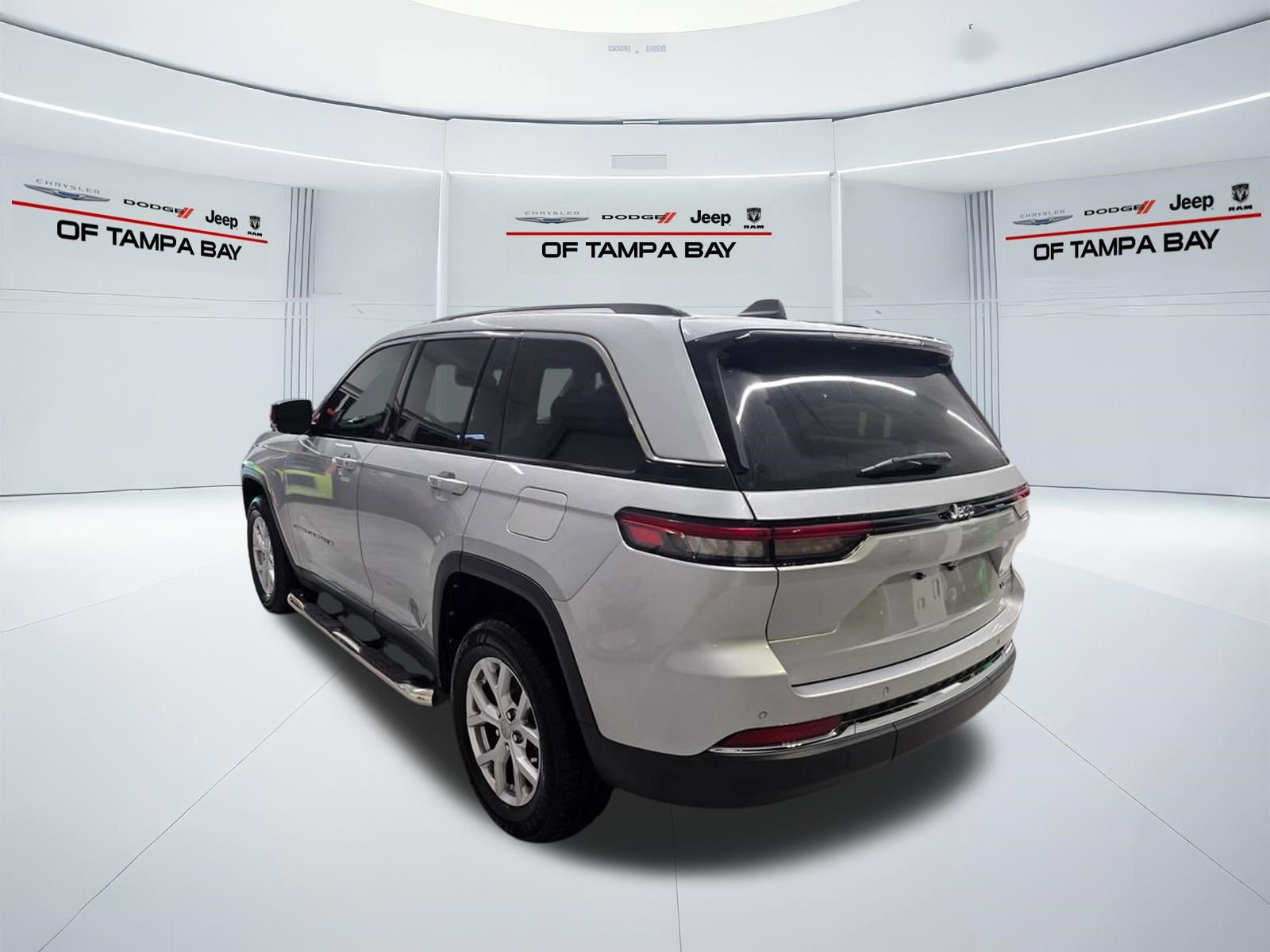 Used 2022 Jeep Grand Cherokee Limited RWD image 4