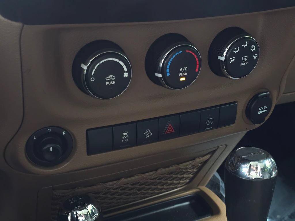 Used 2017 Jeep Wrangler Unlimited Rubicon w/ Connectivity Group AWD/4WD image 34