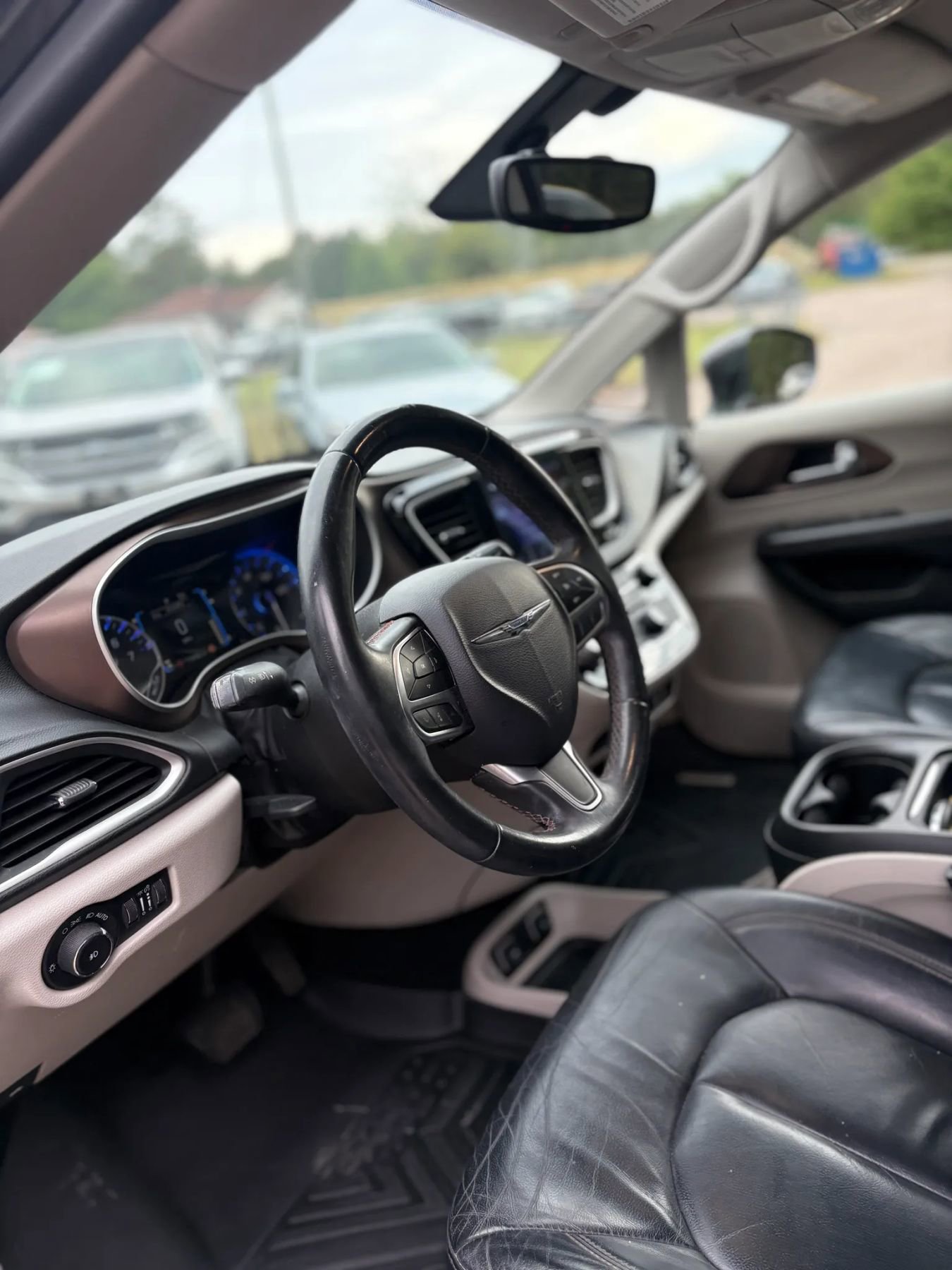Used 2017 Chrysler Pacifica Touring-L w/ Tire & Wheel Group FWD image 14