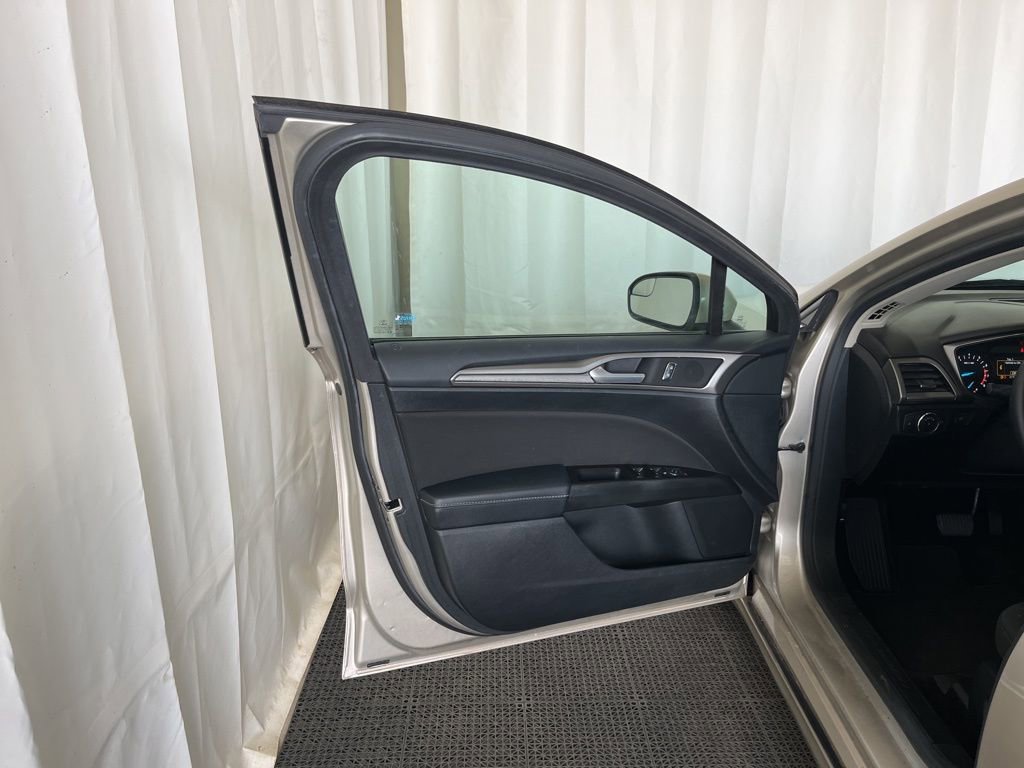 Used 2017 Ford Fusion SE image 19