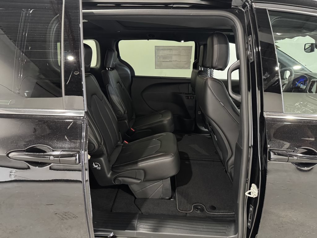 New 2027 Chrysler Pacifica Select w/ Family Tech Group AWD/4WD image 25
