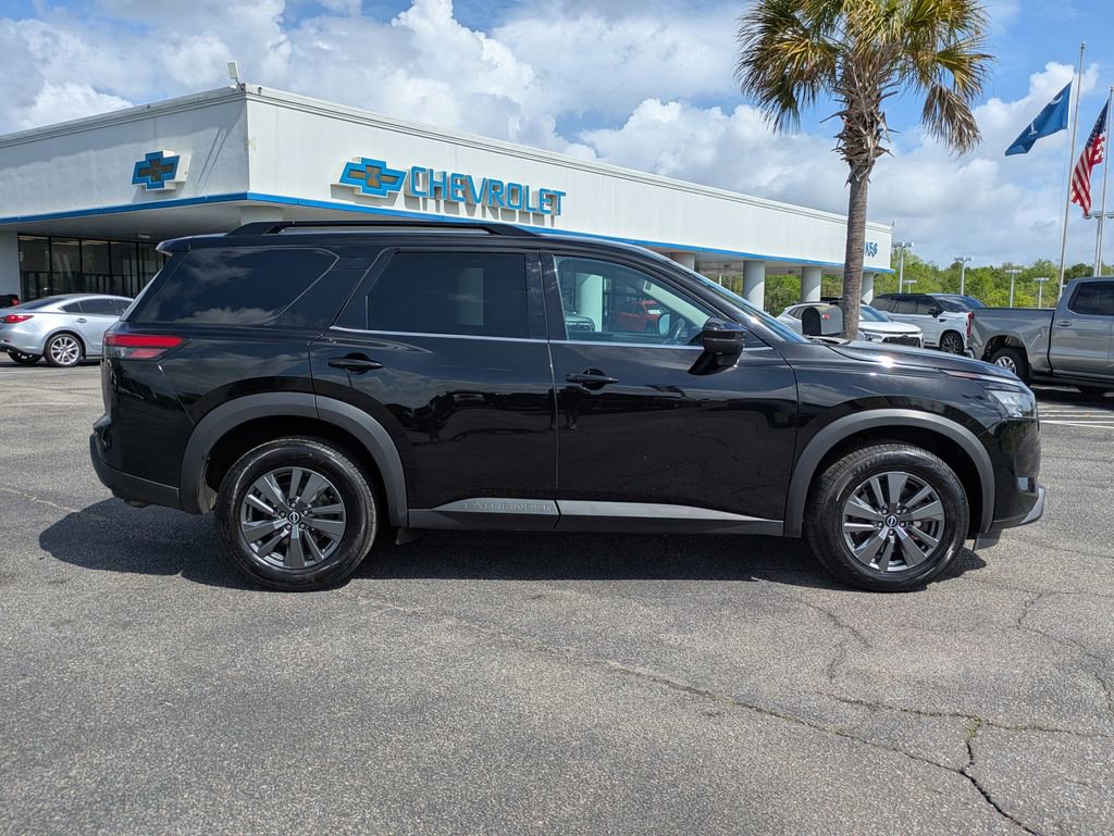 Used 2024 Nissan Pathfinder SV image 3