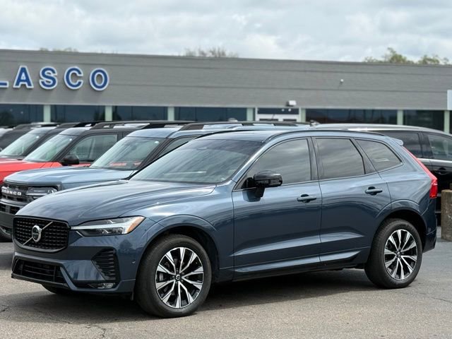 Used 2023 Volvo XC60 B5 Plus AWD/4WD image 34