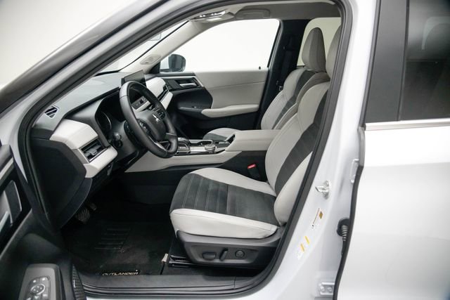 Used 2025 Mitsubishi Outlander SE image 24