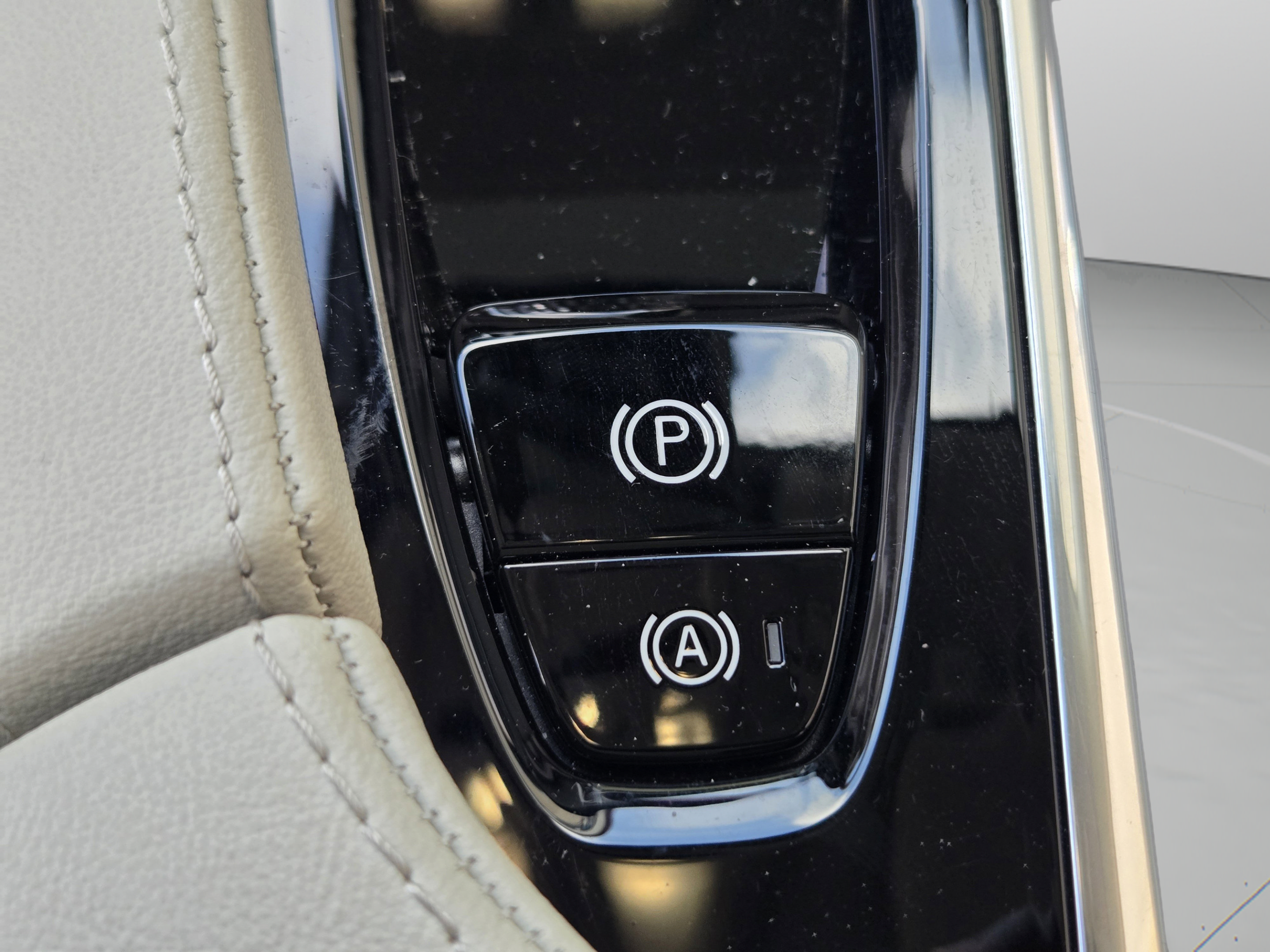 Certified 2025 Volvo XC90 B6 Ultra w/ Protection Package Premier AWD/4WD image 41