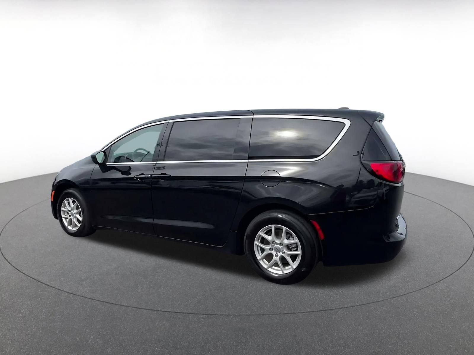 Used 2024 Chrysler Voyager LX FWD image 9