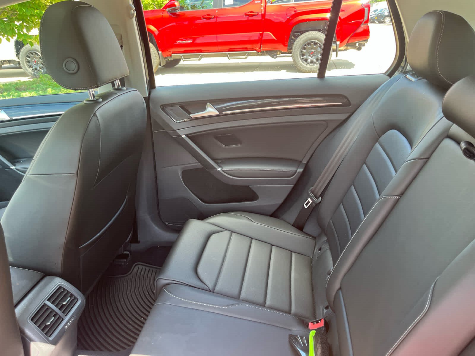 Used 2017 Volkswagen Golf SEL FWD image 8