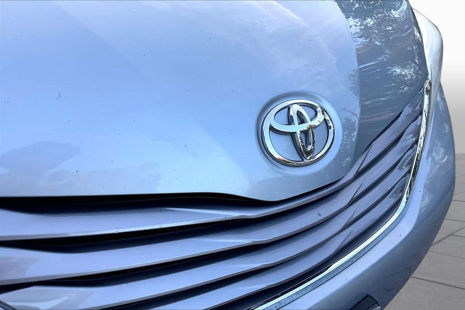 Used 2016 Toyota Sienna XLE w/ XLE Navigation Package AWD/4WD image 28