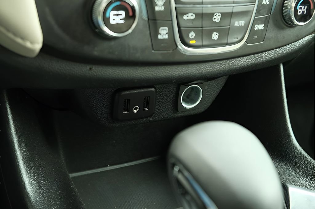 Used 2023 Chevrolet Traverse LS FWD image 17