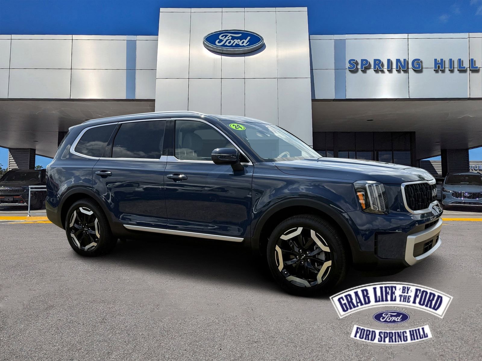 Used 2024 Kia Telluride EX w/ EX Captain's Chair Package