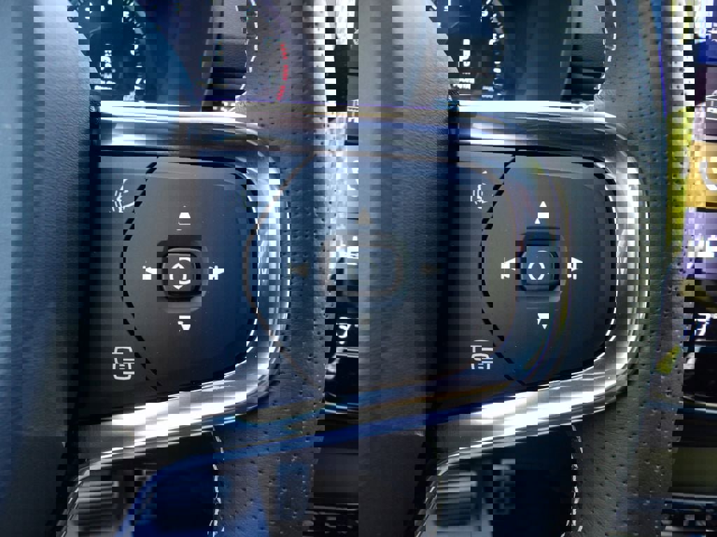 Used 2019 Volvo XC40 T5 R-Design AWD/4WD image 16