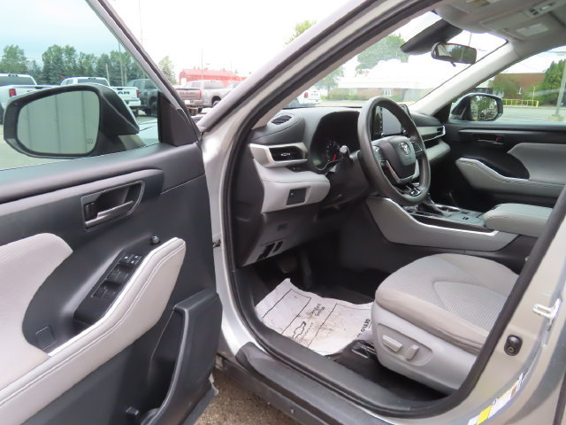 Used 2021 Toyota Highlander L FWD image 17