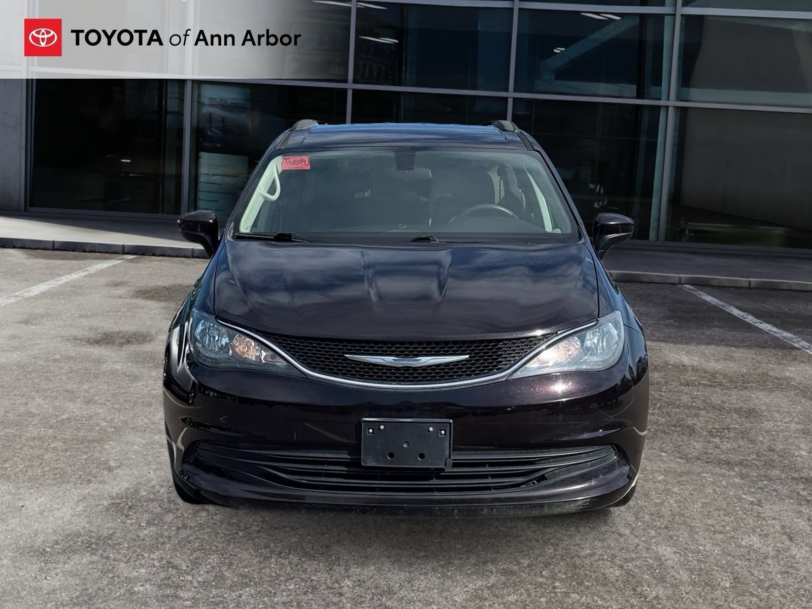 Used 2018 Chrysler Pacifica Touring w/ Tire & Wheel Group FWD image 12