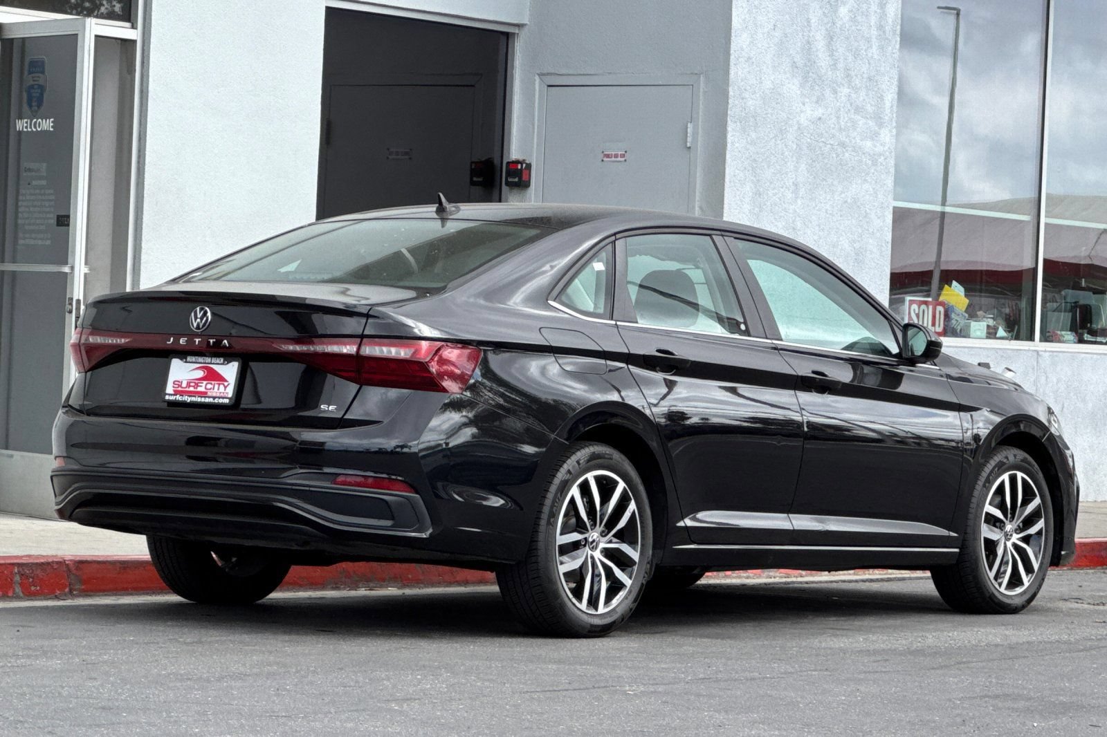 Used 2025 Volkswagen Jetta SE FWD image 4