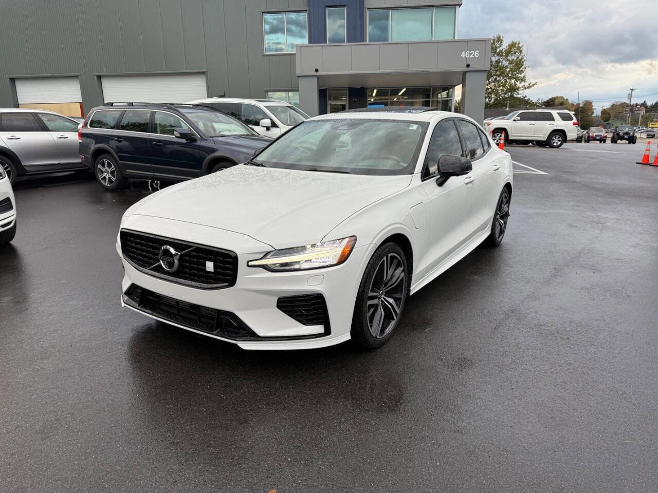 Used 2022 Volvo S60 T8 R-Design Expression w/ Advanced Package image 2