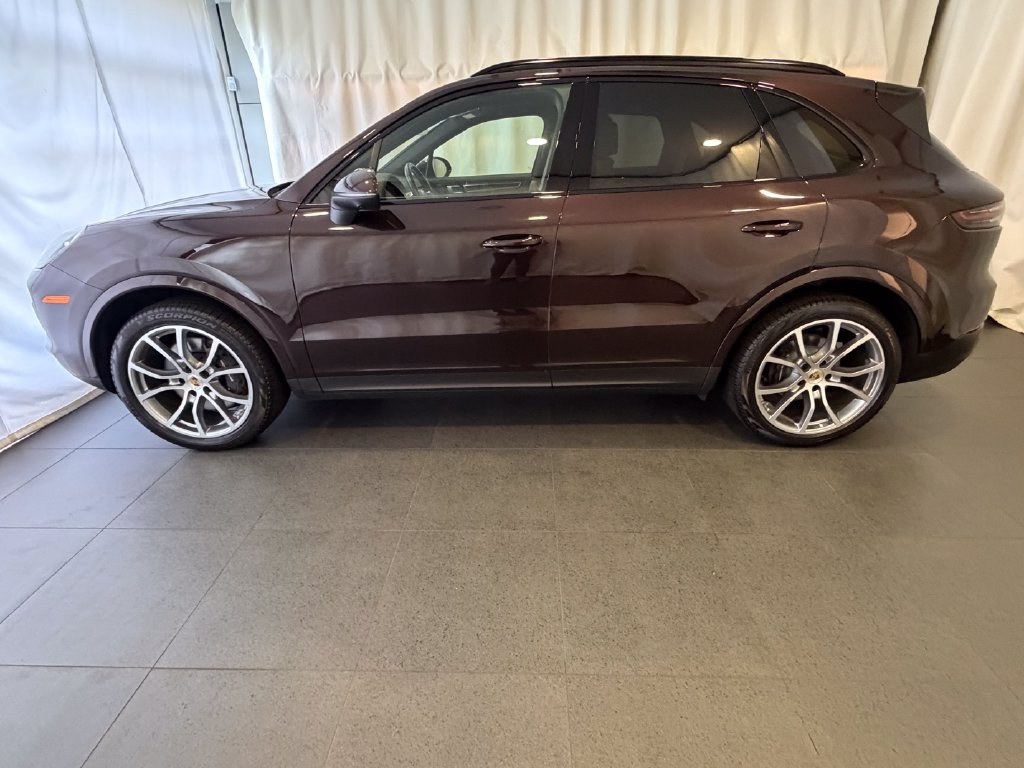 Certified 2023 Porsche Cayenne Platinum Edition AWD/4WD image 2