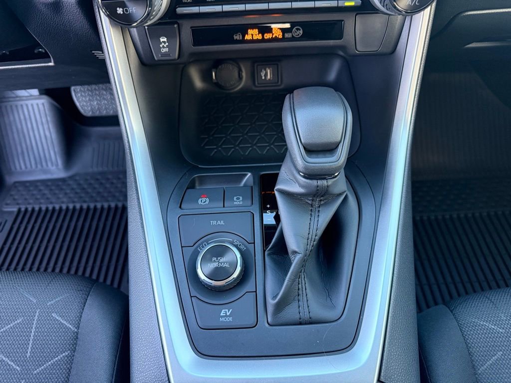 Used 2025 Toyota RAV4 XLE image 17